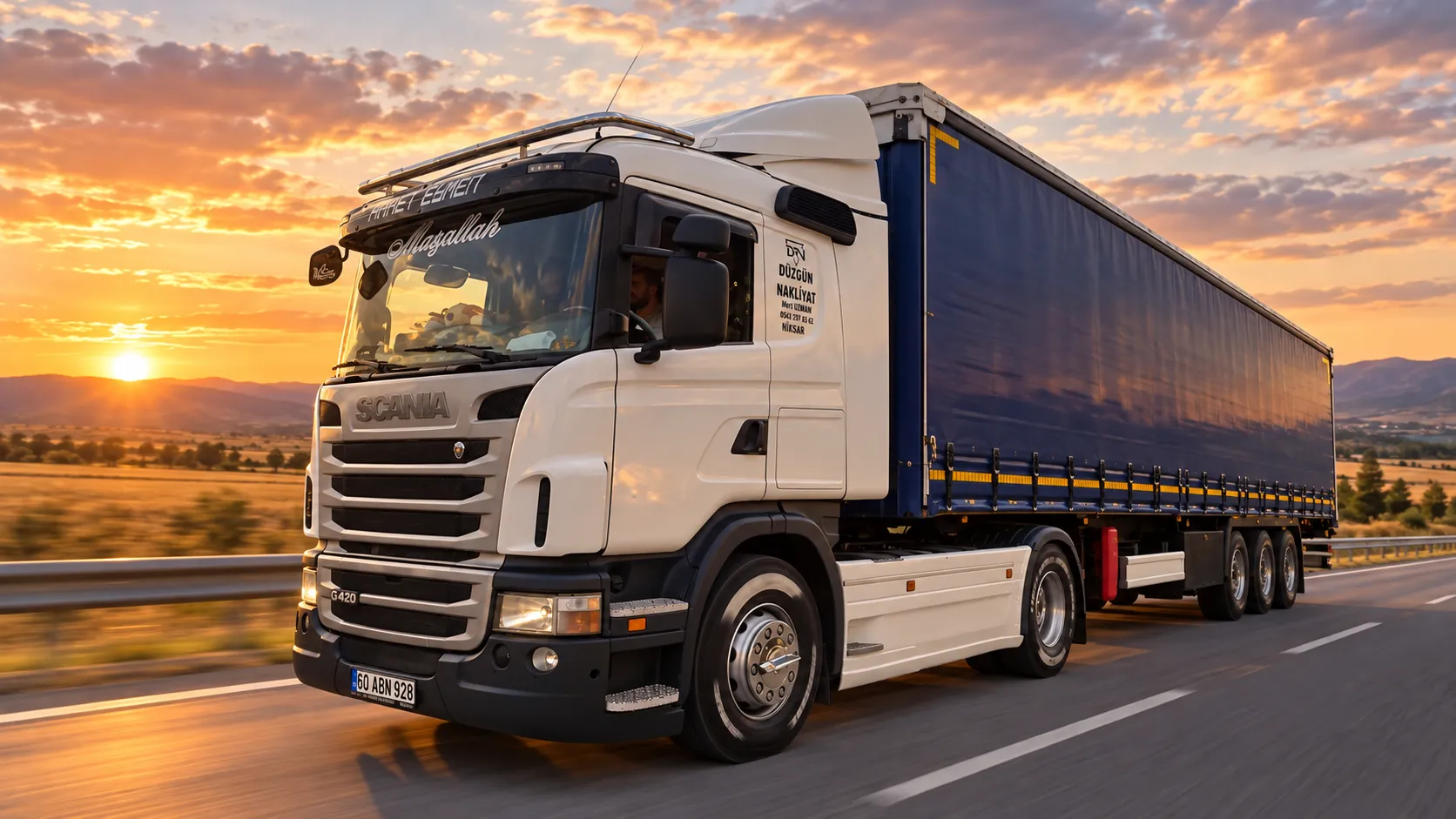 Gün batımında otoyolda giden mavi tenteli dorseli beyaz Scania